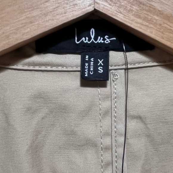 NEW WITH TAGS Lulu's Classic Beige Trench Coat - Picture 4 of 5